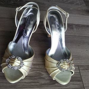 NWOB Michaelangelo mackenzie yellow sandals